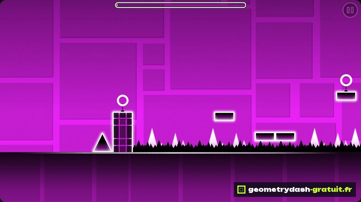 Niveau en cours dans Geometry Dash : pics au sol, piliers et anneaux de saut
